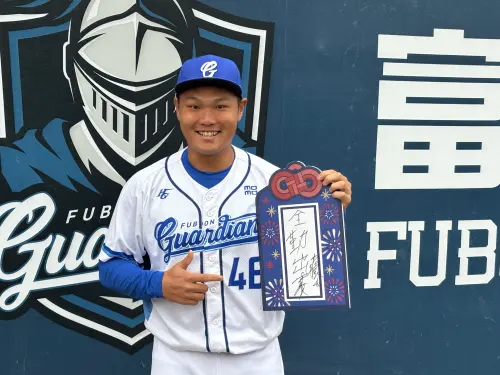 ▲富邦悍將隊長由范國宸續任，副隊長則由投手江少慶、陳仕朋和野手李宗賢共同擔任。（圖／記者路皓惟攝）