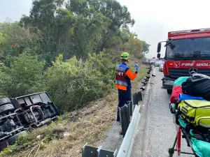 ▲國道三號北上364.9公里處，遊覽車不明原因衝出路外側翻於邊坡，駕駛多處骨折，送醫急救仍傷重不治（圖／國道警察局提供）