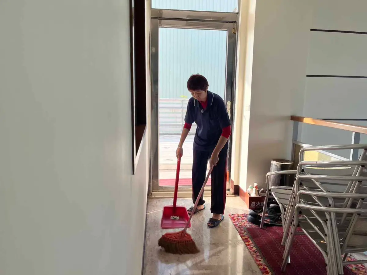 ▲先天性智能障礙的小紅，面對阿嬤年紀逐漸年老，尋求鹿草就服台協助及陪伴下，運用「僱用獎助津貼」，順利錄取新灃企業股份有限公司從事清潔員工作，工作至今8個月多月（圖／勞動力發展署朴子就業中心提供）