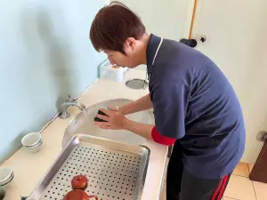 公司起初擔心小紅會適應不佳,在安排簡單的工作內容逐漸習慣後,至今在工作中表現很好,且公司主管對她的學習和努力給予很高的評(圖/勞動力發展署朴子就業中心提供) ▲公司起初擔心小紅會適應不佳,在安排簡單的工作內容逐漸習慣後,至今在工作中表現很好,且公司主管對她的學習和努力給予很高的評(圖/勞動力發展署朴子就業中心提供)
