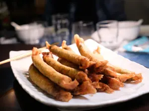 薺菜炸春捲做得細長,吃起來爽口。(圖/記者葉盛耀攝) ▲薺菜炸春捲做得細長,吃起來爽口。(圖/記者葉盛耀攝)