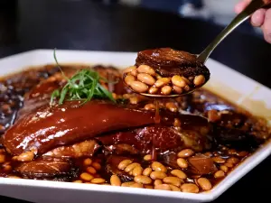 花雕黃豆醬燒元蹄將豬腳燉至軟爛,濃厚的醬汁讓它吃起來顯得更夠味。(圖/記者葉盛耀攝) ▲花雕黃豆醬燒元蹄將豬腳燉至軟爛,濃厚的醬汁讓它吃起來顯得更夠味。(圖/記者葉盛耀攝)