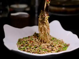 「甜豆雪菜拌麵」混合甜豆的香甜與雪菜的鹹鮮,偏爽口不濃膩。(圖/記者葉盛耀攝) ▲「甜豆雪菜拌麵」混合甜豆的香甜與雪菜的鹹鮮,偏爽口不濃膩。(圖/記者葉盛耀攝)