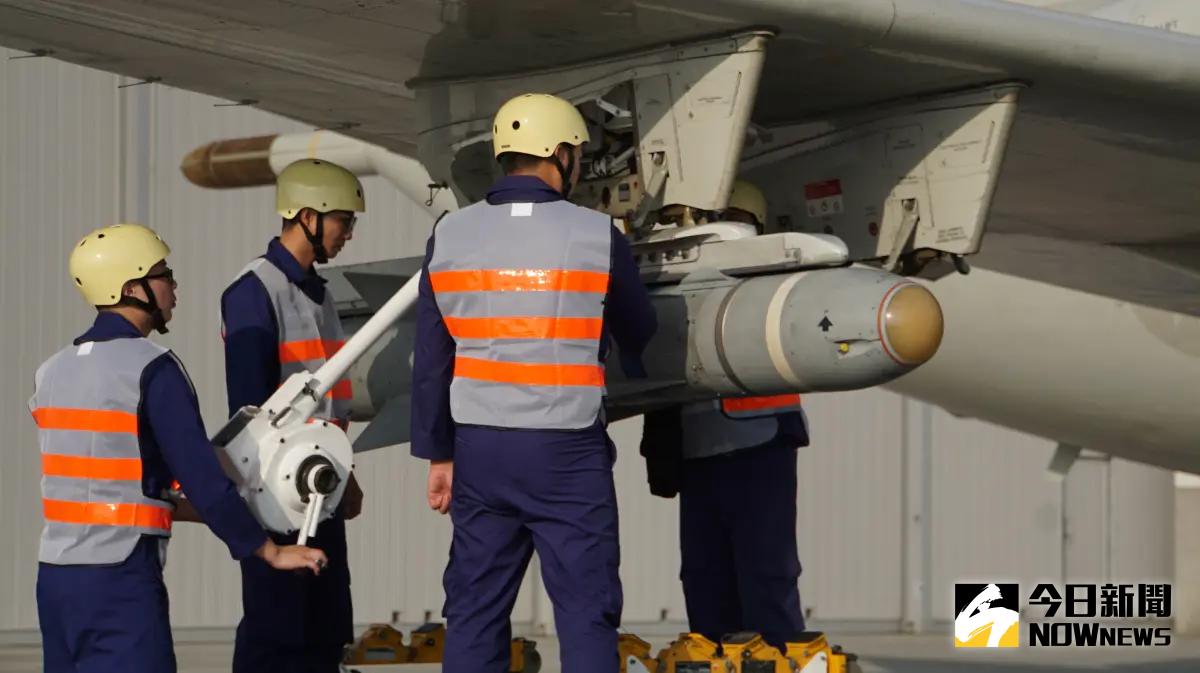 ▲2024年國軍春節加強戰備，六聯隊展示P-3C反潛巡邏機裝掛小牛飛彈。（圖／記者呂炯昌攝，2024.01.30）