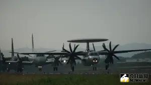 ▲空軍第六混合聯隊E-2T、P-3C、C-130H三型慢速機依序滑行。（圖／記者呂炯昌攝，2024.01.30）