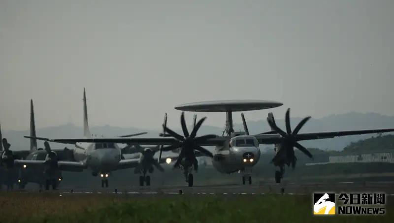 ▲空軍第六混合聯隊E-2K、P-3C、C-130H三型慢速機依序滑行。(圖/記者呂炯昌攝,2024.01.30)