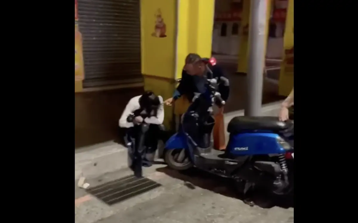 ▲台灣知名女星溫翠蘋本（1）月18日與丈夫在餐酒館吃飯，疑酒後起口角，溫翠蘋遭丈夫用腳踹腹部左側，當場蹲在地上，痛得嚎啕大哭，警方獲報到場時，溫翠蘋表示暫不提告。（圖／翻攝畫面）