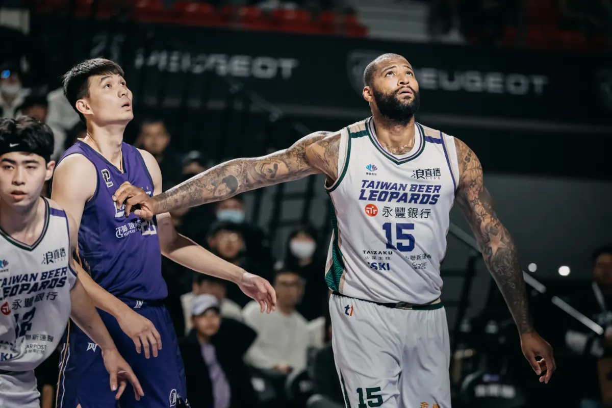 ▲攻城獅前鋒周伯勳比較卡森斯和「魔獸」霍華德之間的差別，後者直言「卡森斯很聽控衛的話」，更直言霍華德的明星哨很多。（圖／攻城獅提供）