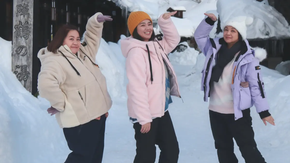 ▲鍾欣凌（左起）、嚴藝文、楊貴媚共同拍攝《老少女奇遇記》第二季，結果楊貴媚成功解鎖與10位男生裸體共浴的經驗，相當大膽，「我們本來就該入境隨俗。」（圖／桂田文創提供）