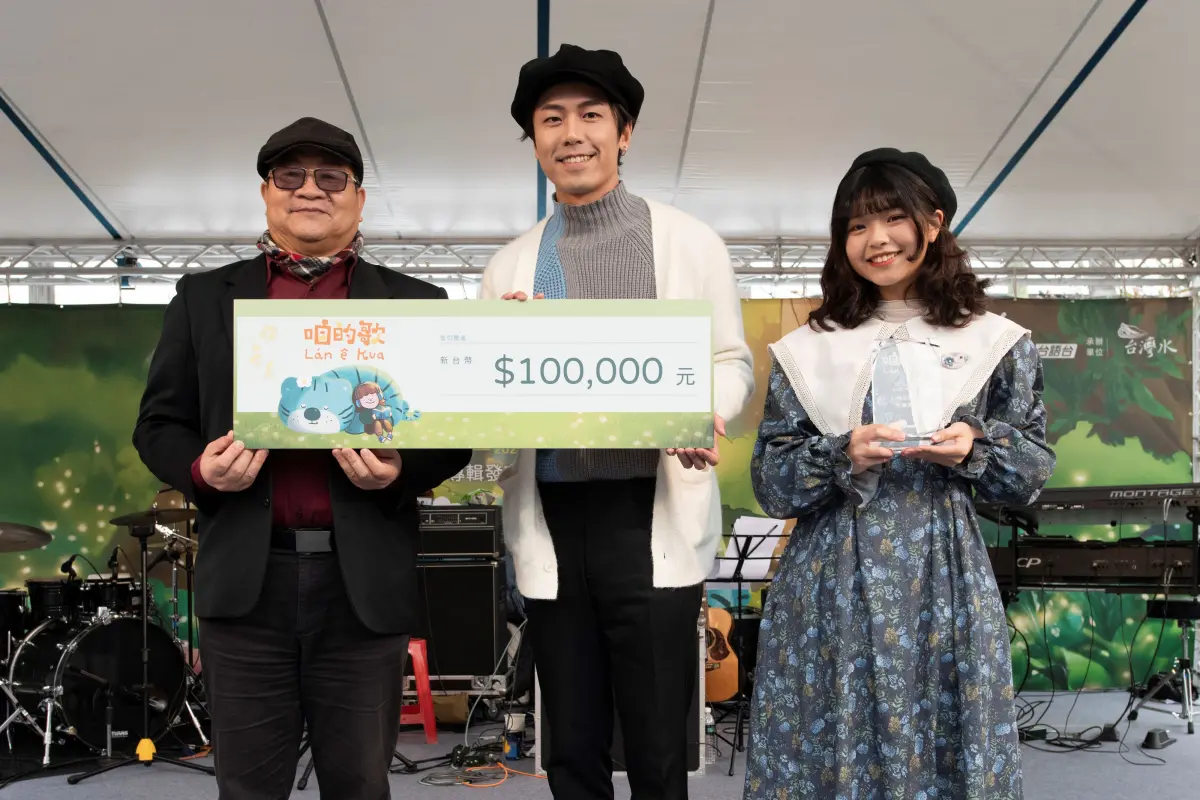 ▲網紅「萬秀洗衣店」的孫子張瑞夫（中）搭檔王逸嘉（右），第1次寫歌就上手。（圖／公視台語台提供）