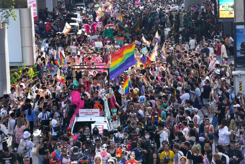 ▲泰國尚未通過同婚合法化，在曼谷同志遊行上許多民眾訴求希望政府儘早通過。（圖／美聯社／達志影像）