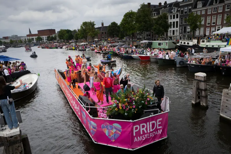 ▲阿姆斯特丹驕傲遊行最著名的「花車船隻」。（圖／美聯社／達志影像）
