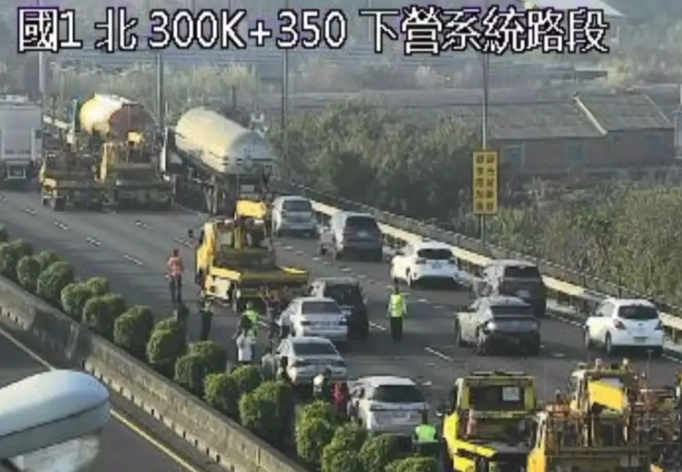 ▲31日上午，國道1號南下300.6公里處、下營系統路段，發生多台車追撞交通事故，目前占用全線車道。（圖／翻攝畫面）