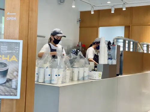 ▲得正今在新光三越A8 B1有青梅春烏龍大杯「買一送一」限店優惠。（圖／記者蕭涵云攝）