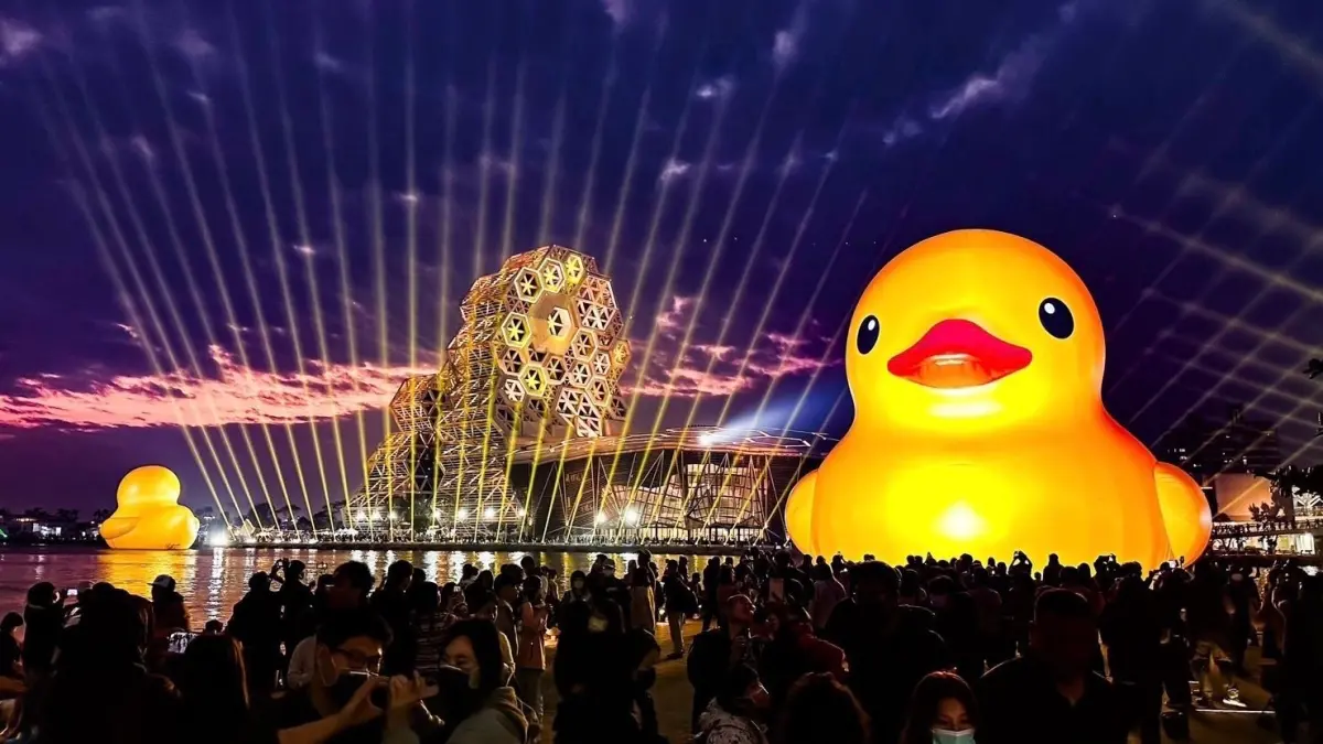 ▲秀出與高雄愛河黃色小鴨或黃色小鴨輕軌列車合照，一次享受義享時尚廣場16大餐飲優惠「買一送一」；高雄漢來大飯店則有小鴨點心、下午茶等6大美食同樂會。（圖／翻攝自高雄市政府FB、高雄流行音樂中心提供）