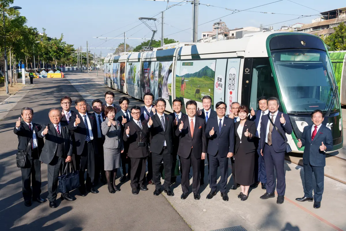 ▲高雄市長陳其邁陪同熊本市長大西一史訪團搭乘首度亮相的熊本熊專車，體驗高雄輕軌成圓。（圖／高雄市行國處提供）