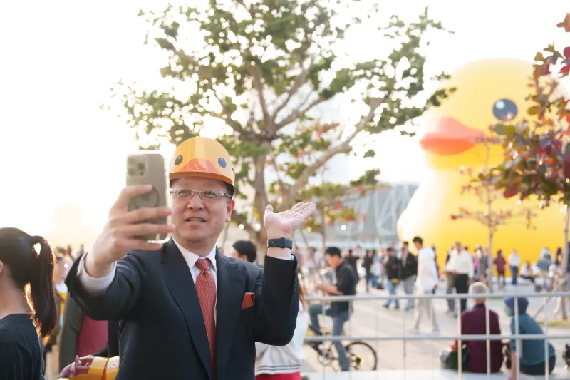 ▲熊本市長大西一史體驗黃色小鴨風潮，並與小鴨開心合影自拍。（圖／高雄市行國處提供）
