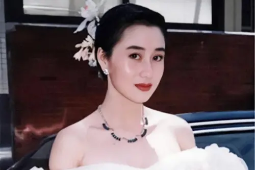 翁虹揭開亞姐后冠百萬打造祕密！三級片女神搖籃　利智不脫照樣紅
