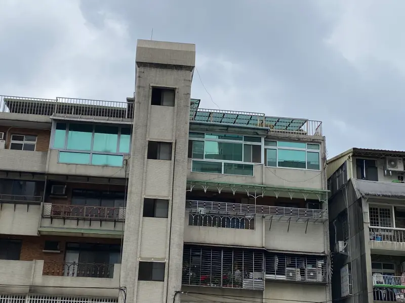 ▲台北市預售屋單價屢屢破百萬，房價相對平實的公寓很受歡迎，就算是要爬樓梯的老舊4樓公寓，看房也要排隊。（示意圖／記者徐銘穗攝）
