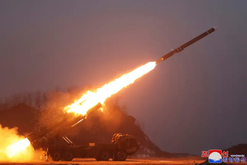 ▲北韓在18日早上發射彈道飛彈，是今年自1月14日以來第二次發射彈道飛彈。（圖／美聯社／達志影像）