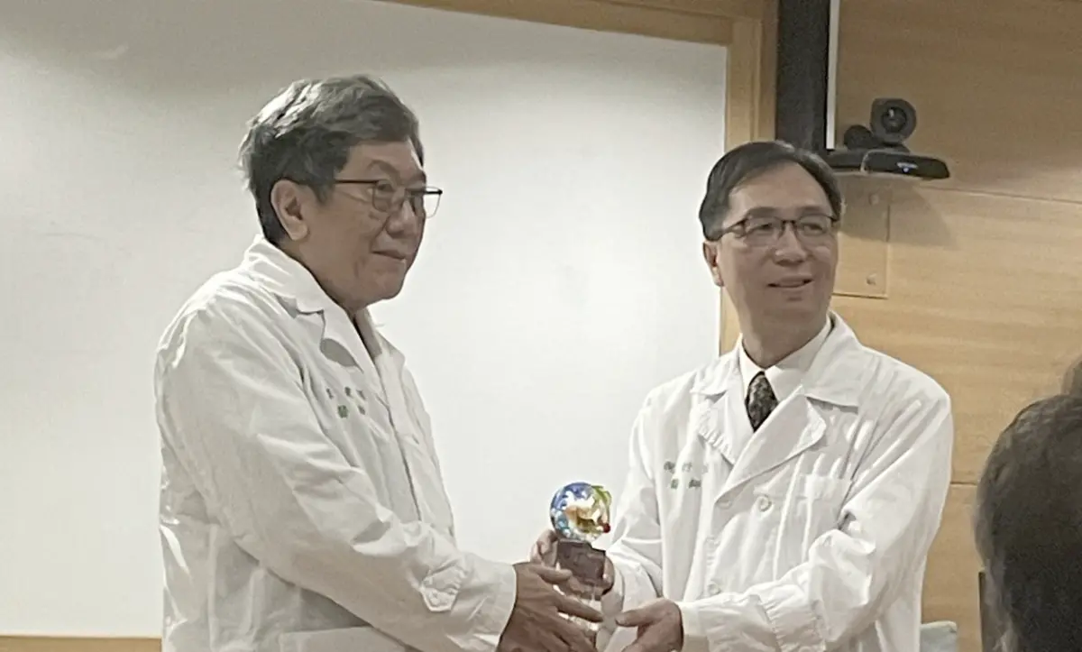 ▲衛福部疾管署預防接種諮詢小組（ACIP）召集人李秉穎在臉書貼出台大醫學院長倪衍玄贈送退休紀念品的照片、分享自己明天退休的消息。（圖／李秉穎臉書擷取）