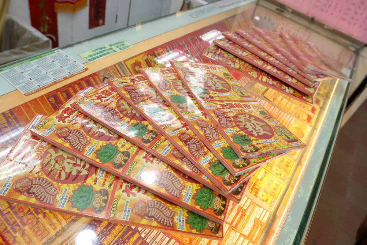 ▲今（8）日迎來農曆春節連假，許多人會到彩券行買刮刮樂拼手氣，希望能抱得大獎好過年。（圖／記者林調遜攝）