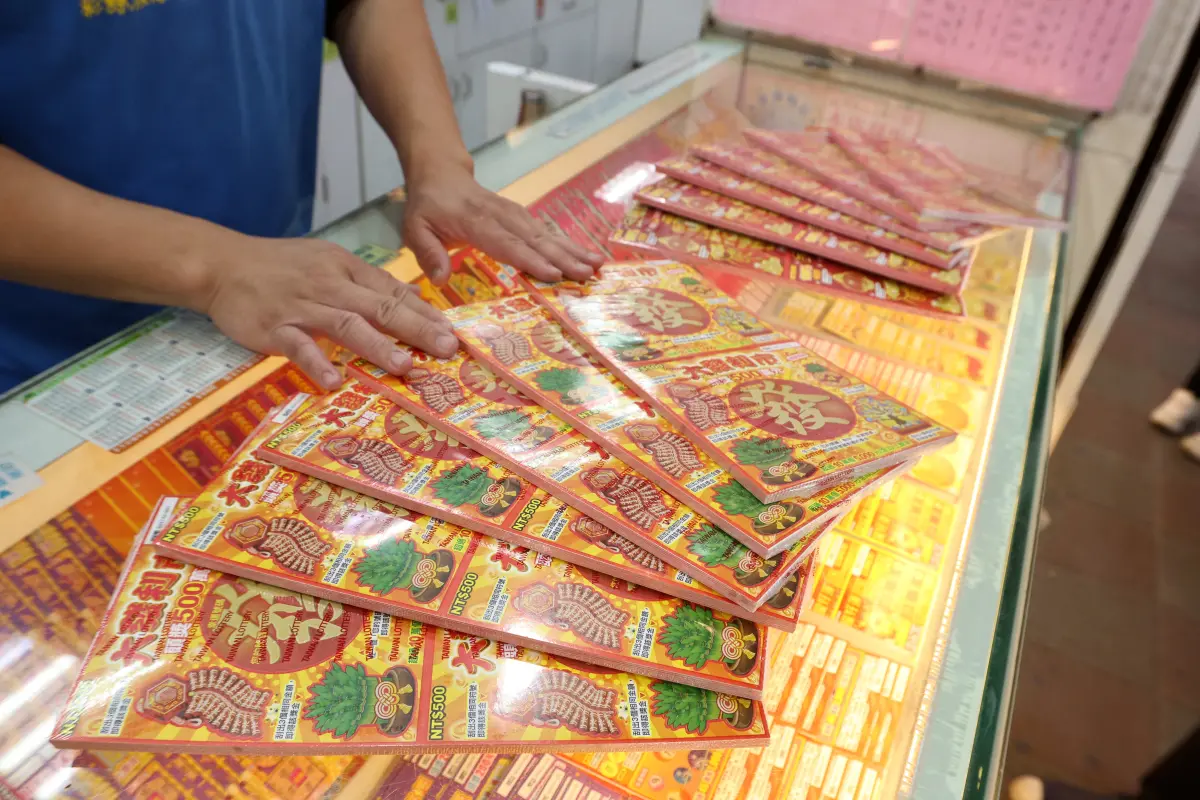 ▲今（24）日迎來元宵節，許多人會到彩券行買刮刮樂拼手氣，希望能抓住春節尾氣抱回大獎。（圖／記者林調遜攝）
