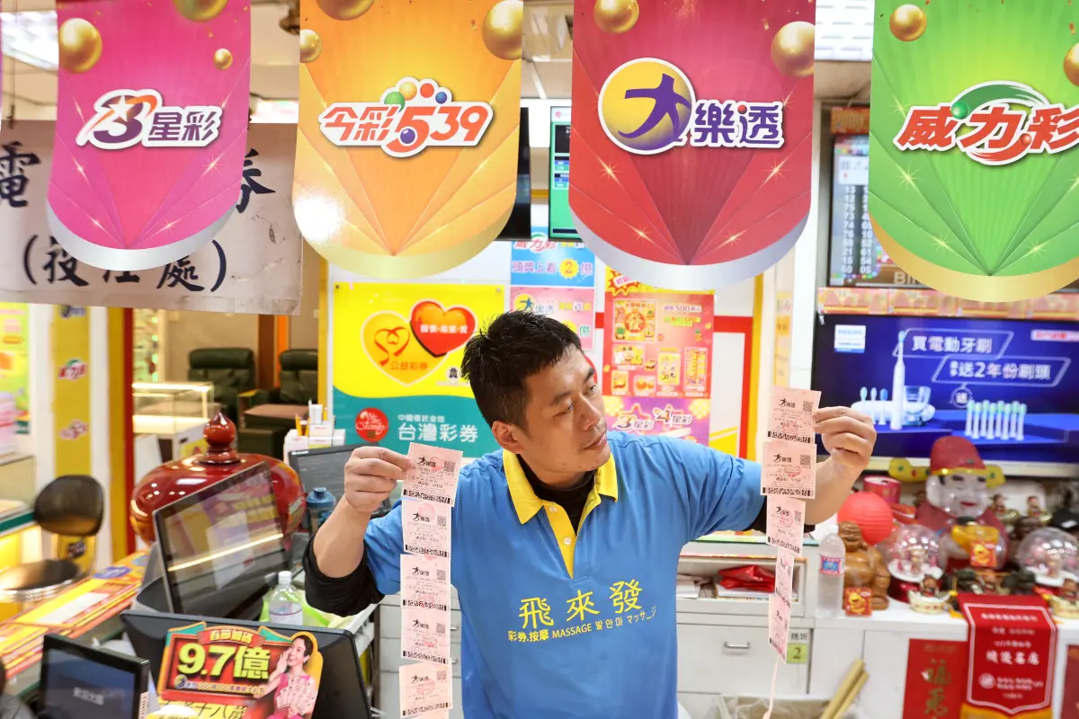 ▲威力彩第113000010期於今（1）日晚間開獎，本期威力彩頭獎金額為2億元。（圖／記者林調遜攝）