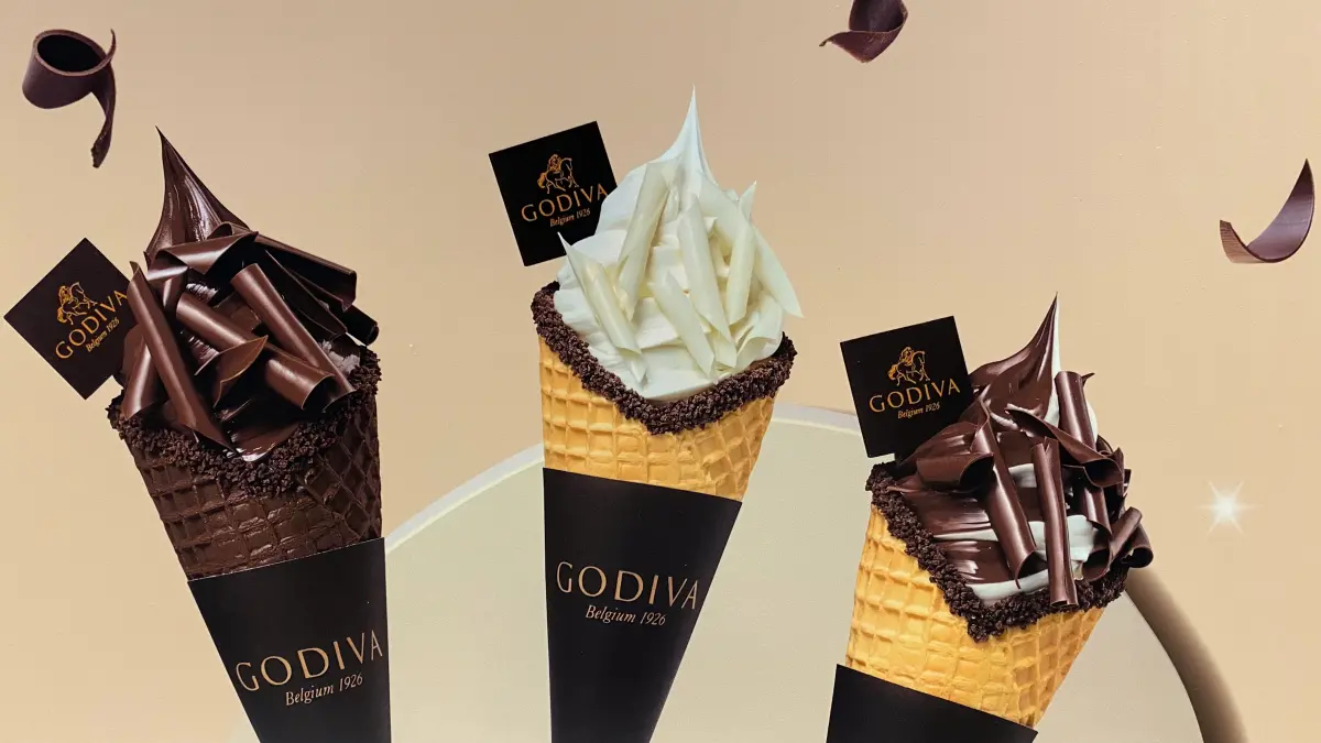 ▲天氣變冷、天兔颱風來襲也要吃GODIVA霜淇淋「買一送一」優惠！11月16日起連2天「霜淇淋買支送券、杯裝冰買杯送券」；日本沖繩海鹽柚子系列新上市。義美也有頂級冰淇淋買一送一。（圖／記者蕭涵云攝）