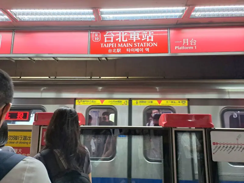 台北捷運紅線驚傳異常！疑偵測軌道冒煙　大量旅客石牌站緊急下車