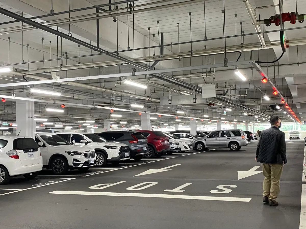 ▲不少建案都把房子和車位綁在一起賣，一名網友在新北買房，但車位用不到，猶豫是否該賣掉還房貸。（示意圖／記者徐銘穗攝）