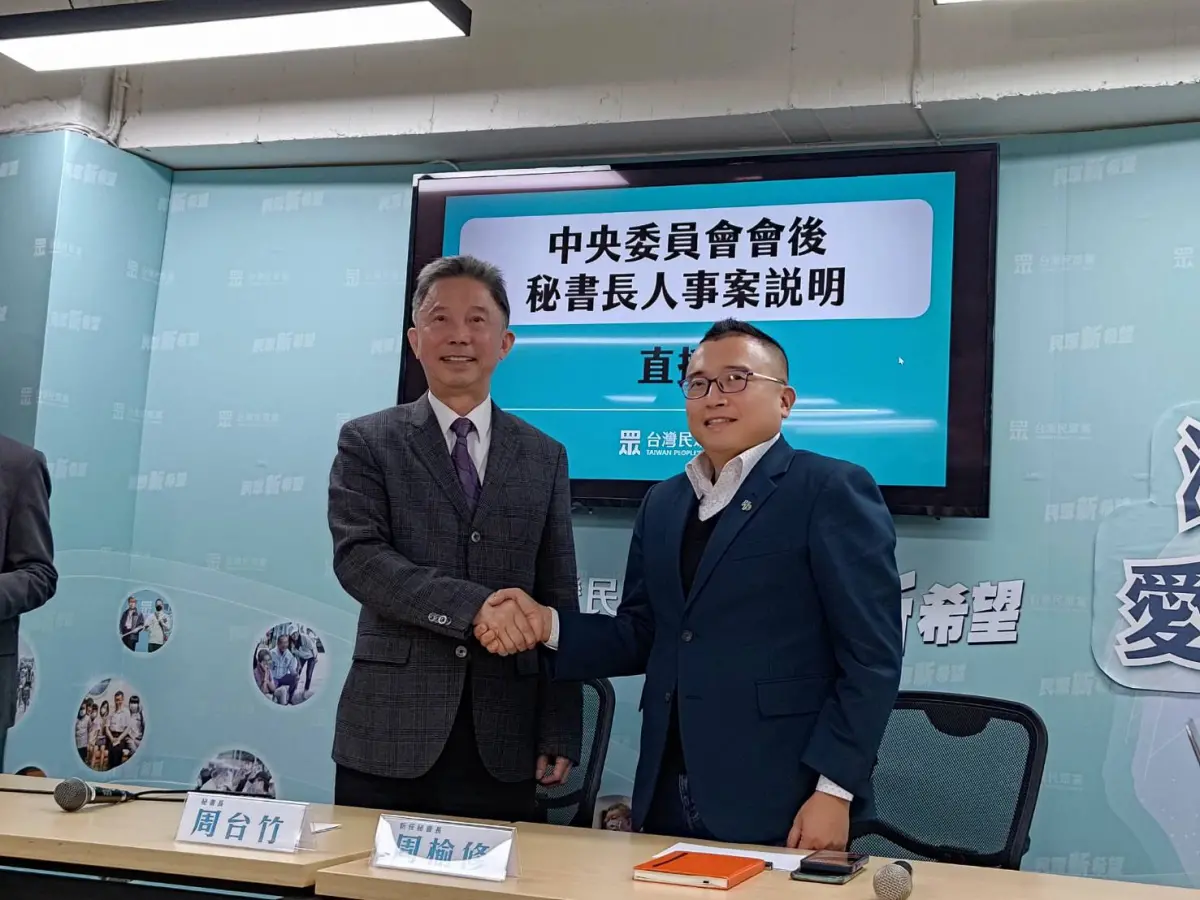 ▲民眾黨前秘書長周台竹（左）與新任秘書長周榆修（右）。（圖／記者邱新博攝，2024.01.31）