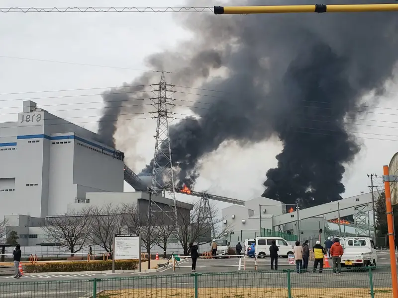 ▲日本愛知縣武豐町火力發電站31日發生爆炸，多處冒出黑煙。（圖／翻攝自X）