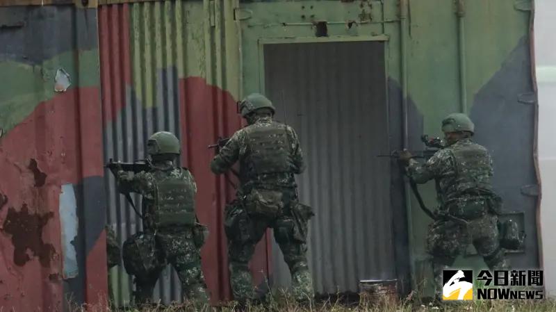 ▲國軍113年春節加強戰備,第二作戰區官兵模擬CQB掃蕩城鎮躲藏敵軍。(圖/記者呂炯昌攝,2024.01.31)
