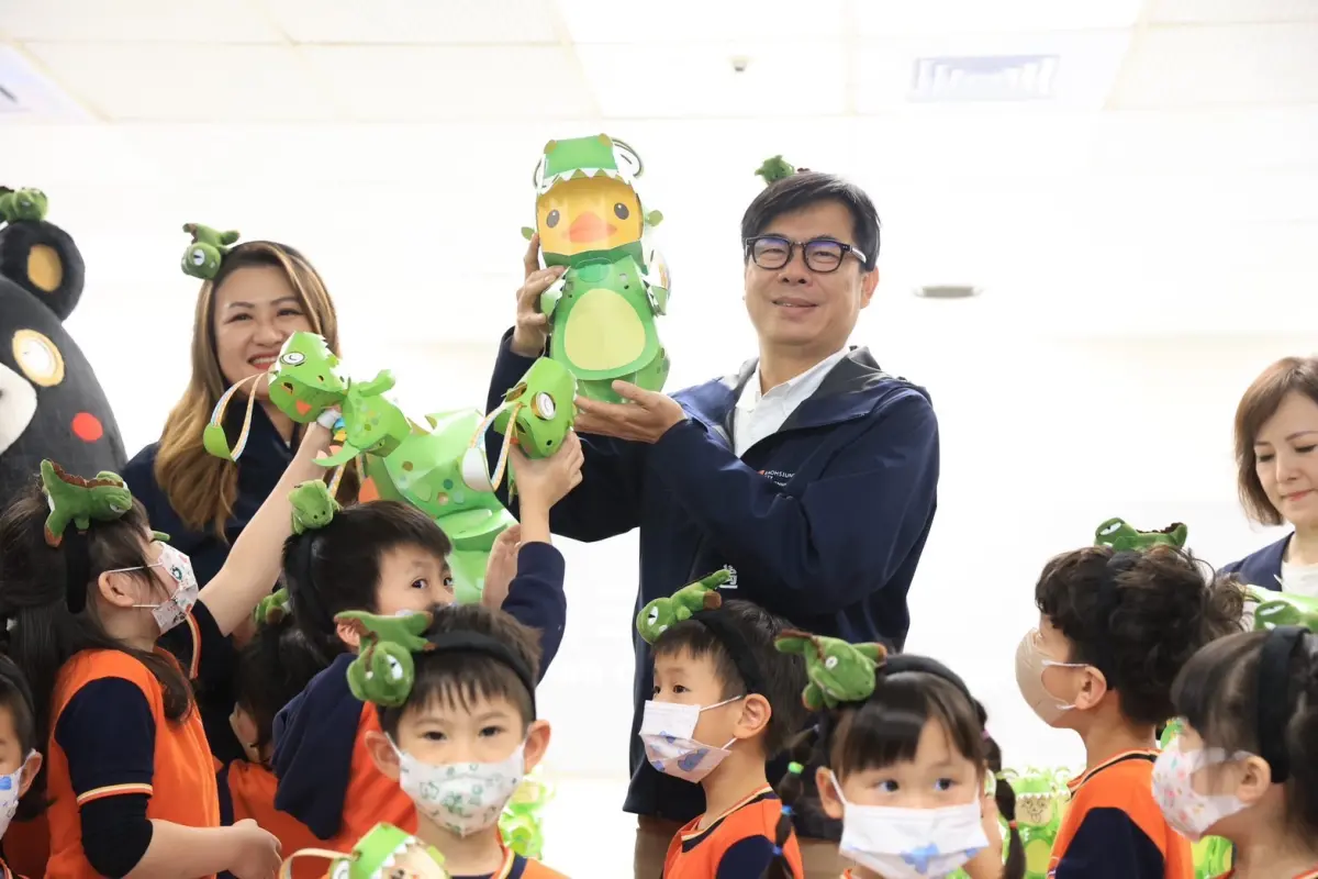 ▲高雄市長陳其邁今（31）日頭戴恐龍造型髮箍，與高雄熊一同介紹龍年小提燈。（圖／高雄市政府提供）