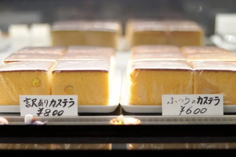 ▲日本有店家推出「有問題的長崎蛋糕」，雖然價格比「普通的長崎蛋糕」貴，但仍被搶購一空。（圖／翻攝自X@beniyamiyake）