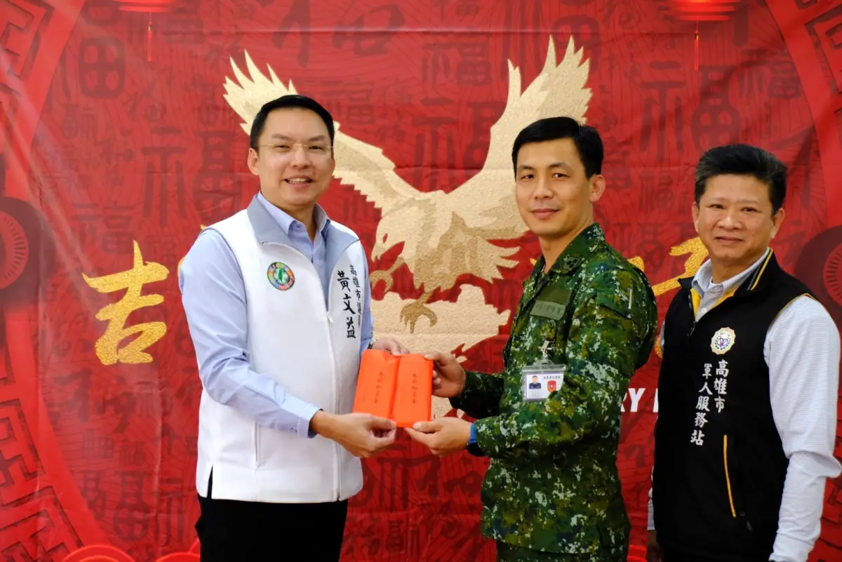 ▲春節前夕，高雄市議員黃文益於今（31）日前往步兵117旅慰問，關懷官士兵平日在軍中的生活作息，並致贈慰問金表示慰勉之意。（圖／高雄市議員黃文益提供）