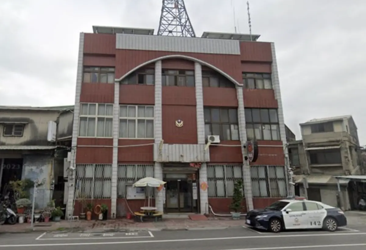 ▲今（31）日下午3時51分，嘉義市西區博愛路二段、竹園派出所正對面發生潑硫算事件，現場1男1女肢體輕微灼傷，警方獲報到場處理，緊急將雙方送醫急救。（圖／翻攝google map）