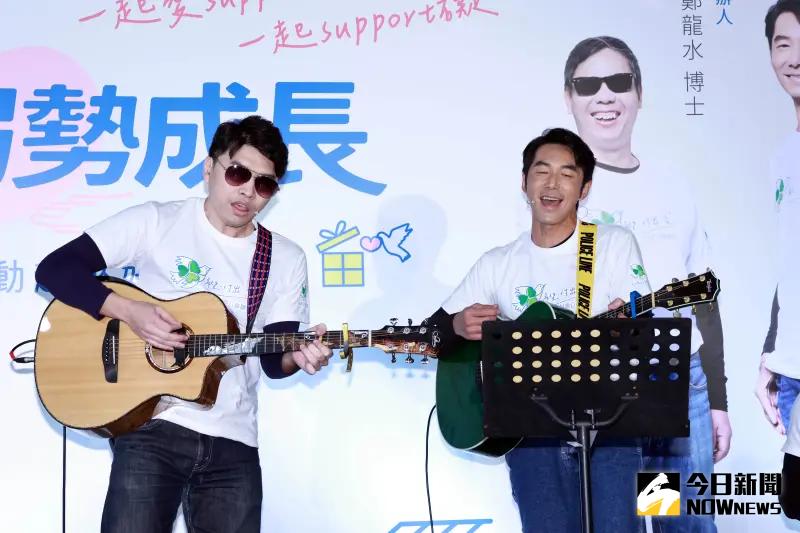 ▲李李仁（右）出席公益活動，捐出1萬6800元大紅包。（圖／記者吳翊緁攝）