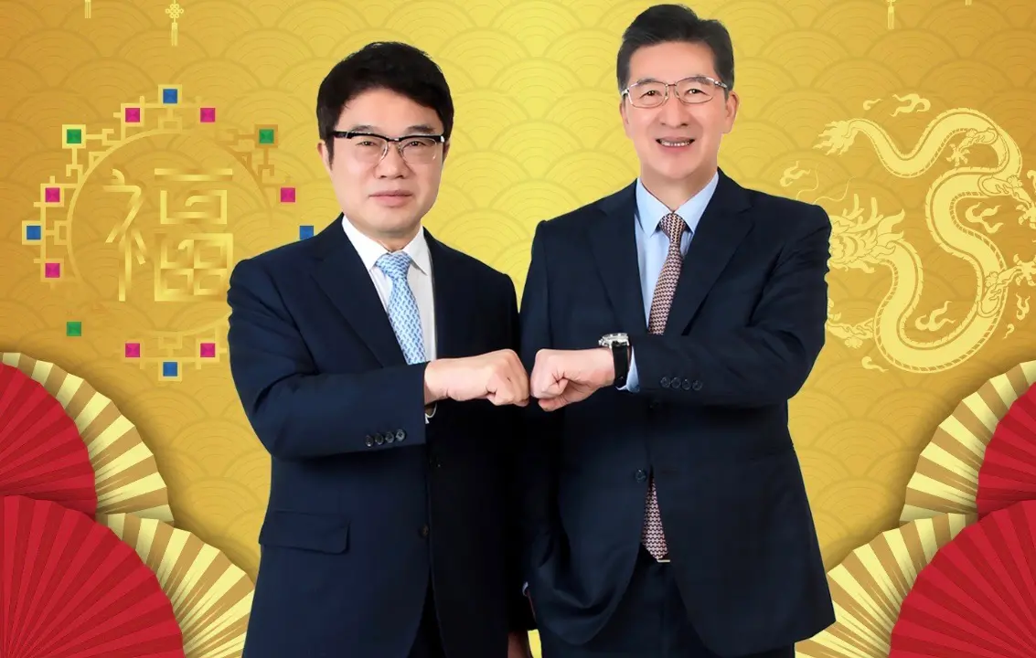 ▲永達保經2023年期繳新契約保費收入逆勢成長25%，兩岸營收更已破百億元，董事長吳文永（左）與總經理陳慶鴻（右）也訂下10年目標，要躋身全球前6大保經。（圖／永達保經提供）