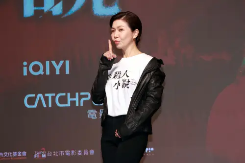 ▲于子育（左）在北影頒獎典禮上演唱女性電影的歌曲，卻成為翻車現場。（圖／記者吳翊緁攝）