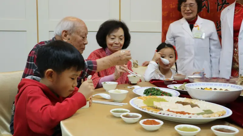 ▲台北榮總公開11道「牙齦碎軟質食」年夜飯料理，讓老人、小孩都能輕鬆吃團圓飯。（圖／北榮提供）