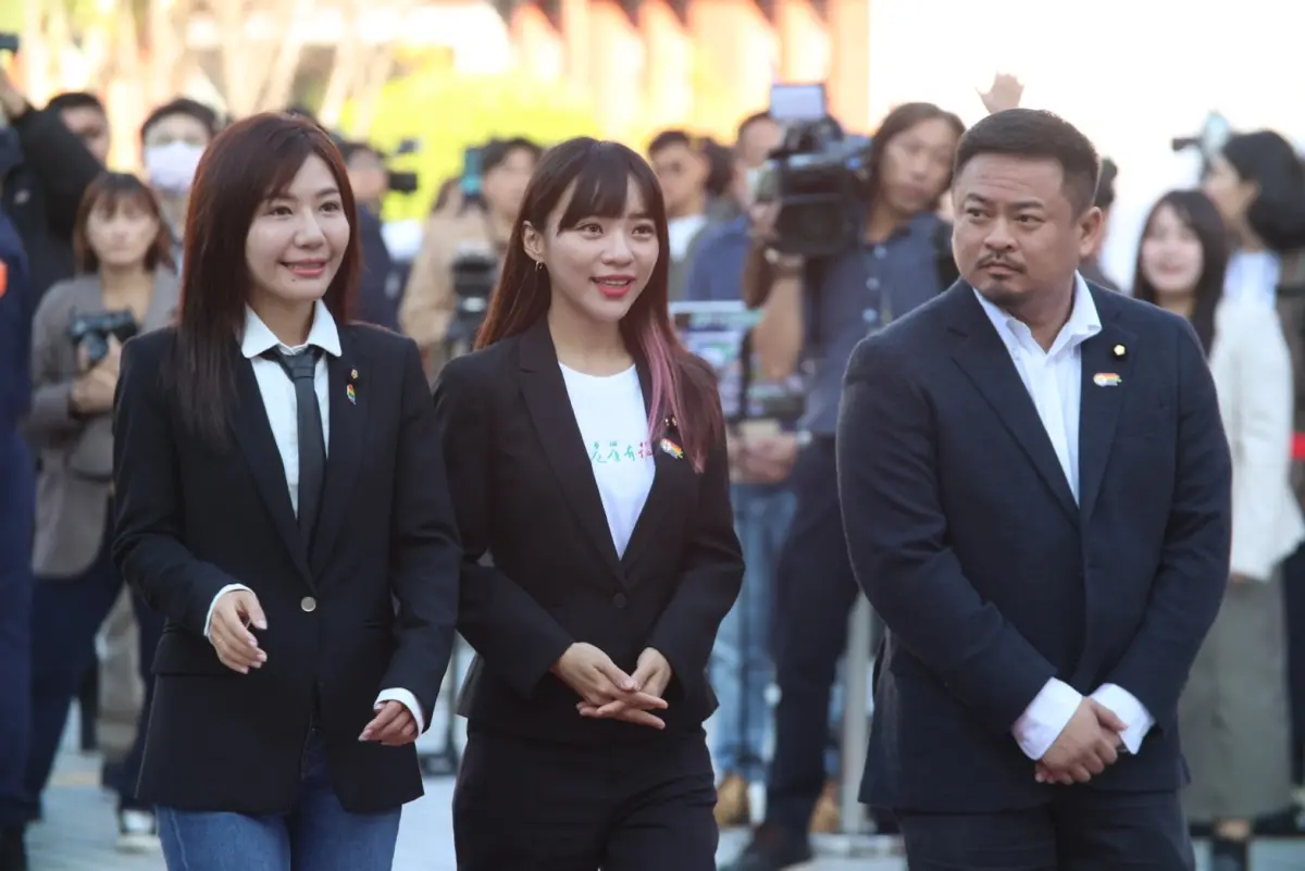 ▲黃捷與同黨立委吳沛憶、洪申翰一起走紅毯。（圖／記者朱永強攝，2023.02.01）