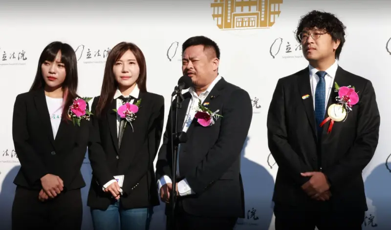 ▲黃捷與同黨立委吳沛憶、洪申翰、沈伯洋等人一起受訪。（圖／記者吳翊緁攝，2023.02.01）