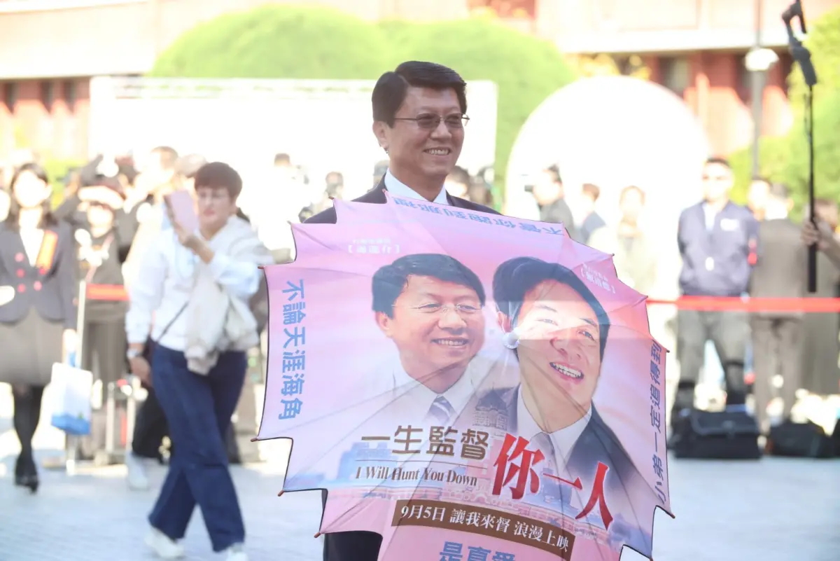 ▲謝龍介帶特製傘走紅毯，喊話賴清德。（圖／記者朱永強攝，2024.02.01）