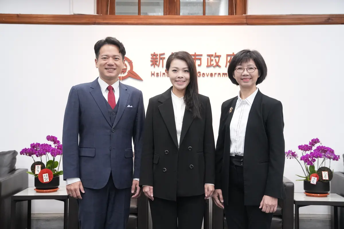 ▲新竹市政府宣布前民眾黨立委邱臣遠（左）接任新竹市副市長。（圖／新竹市府提供）