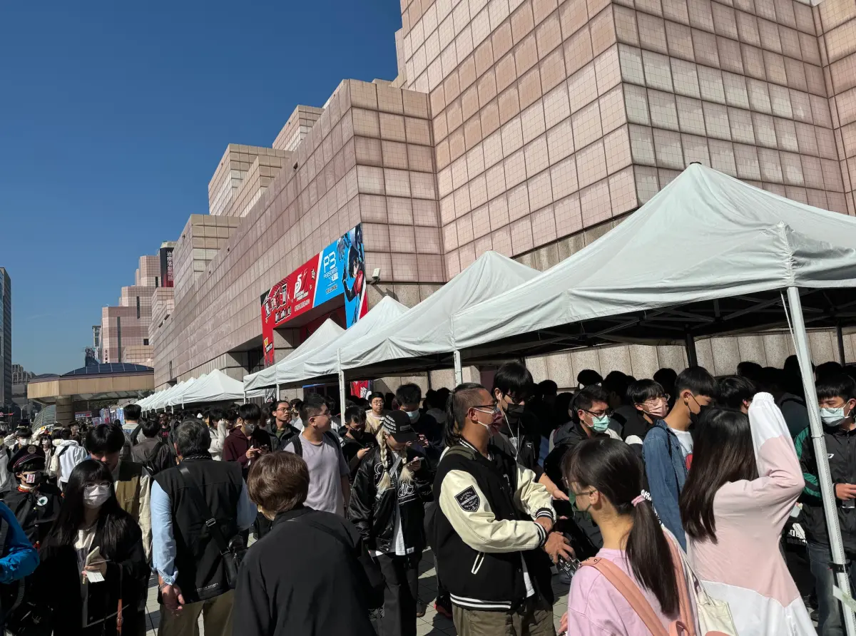 ▲台北國際動漫節今登場首日，排隊人潮擠到場館外。（圖／記者鍾怡婷攝）