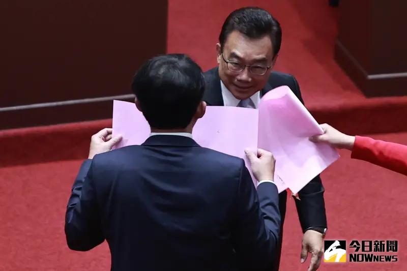 ▲民眾黨立委黃國昌亮票給立委林國成。(圖/記者葉政勳攝,2024.02.01)