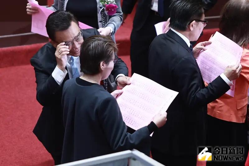 ▲民眾黨立委黃珊珊技術性亮票。(圖/記者葉政勳攝,2024.02.01)