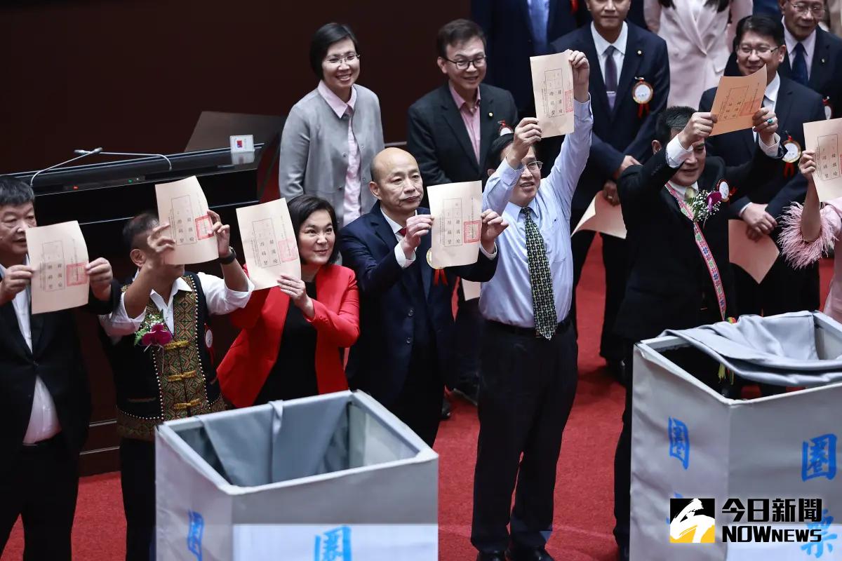 ▲國民黨立委高舉選票亮票。（圖／記者葉政勳攝，2024.02.01）